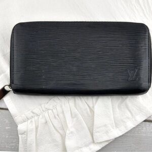 AUTHENTIC Louis Vuitton wallet. Black.